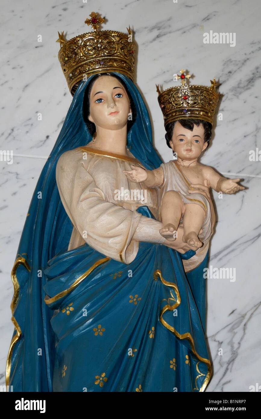Statue der Maria hält ihr Kind Jesus, Infant Jesus katholischen Kirche, Bangalore, Indien Stockfoto