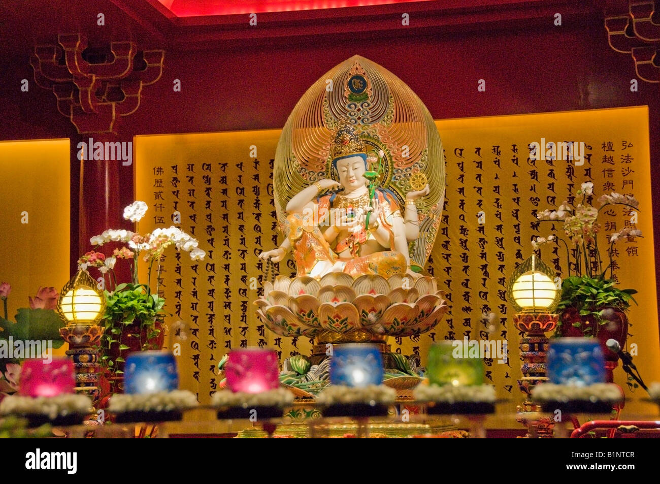 Buddha in New Buddha Tooth Relic Temple und Museum an der South Bridge Road in Singapur anzeigen Stockfoto