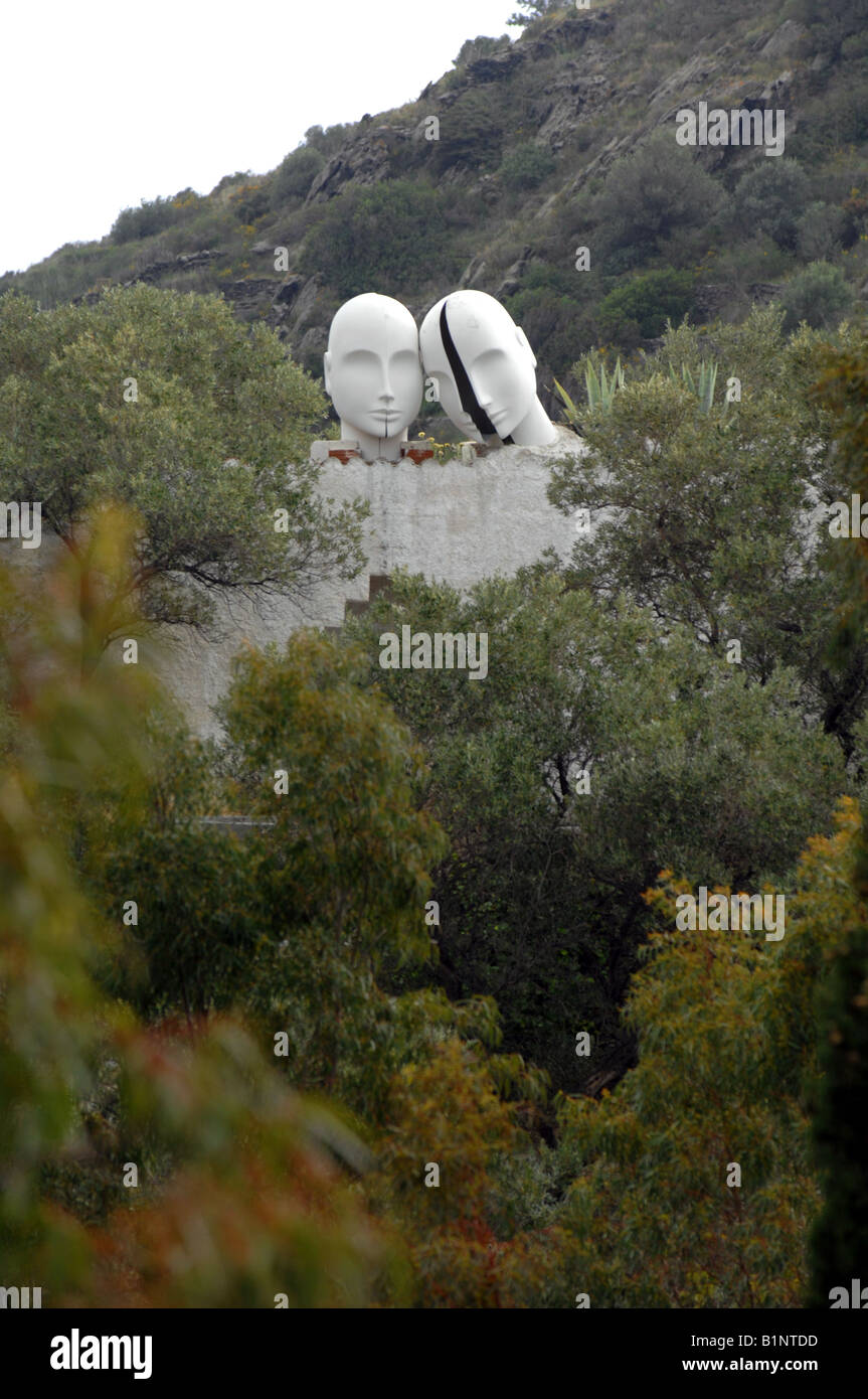 Zwei Kopf Skulptur auf Salvador Dali Haus, jetzt ein Museum, Port Lligat, Cadaques, Spanien Stockfoto