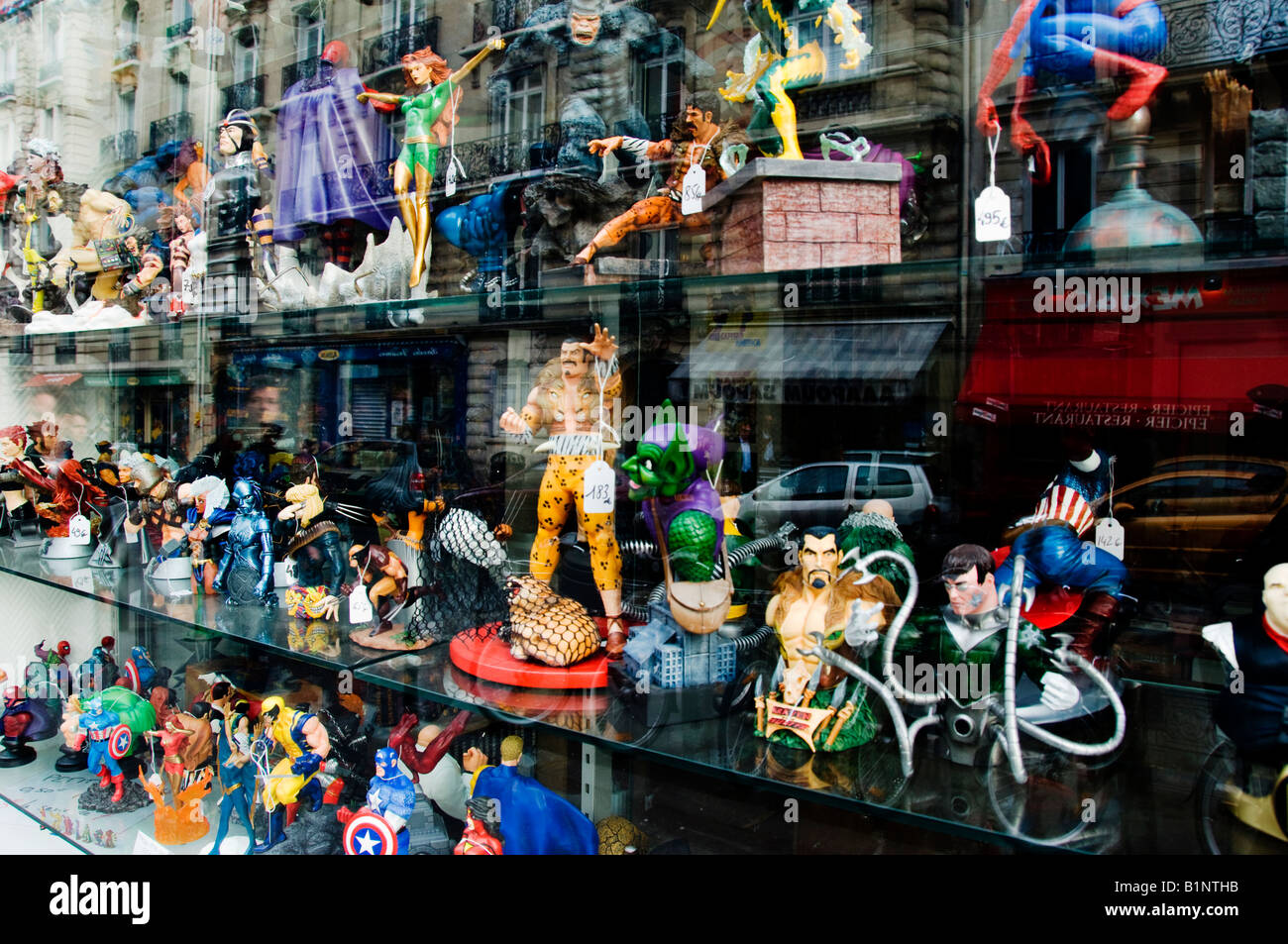 Paris-Comic-Buch speichern im Quartier Latin mit Action-Figuren. Stockfoto