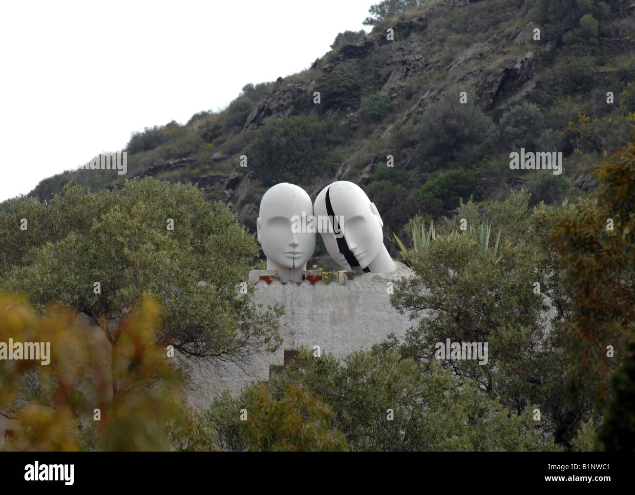 Zwei Kopf Skulptur auf Salvador Dali Haus, jetzt ein Museum, Port Lligat, Cadaques, Spanien Stockfoto