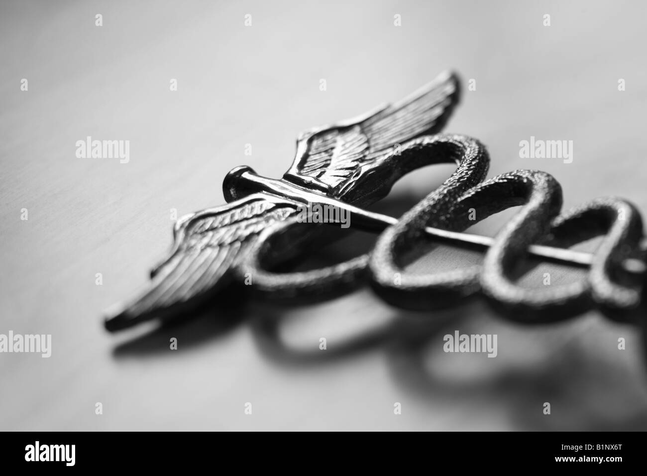 Hermesstab medizinischen Symbol schwarz-weiß selektiven Fokus Stockfoto