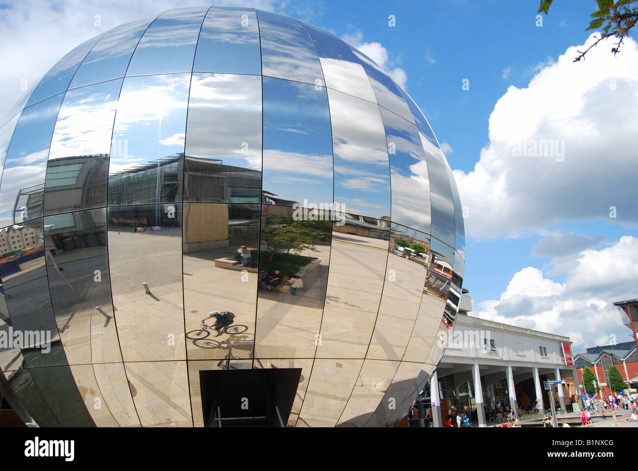 Verspiegelte Kugel Planetarium am Millennium Square, Harbourside, Bristol, Bristol, England, Vereinigtes Königreich Stockfoto
