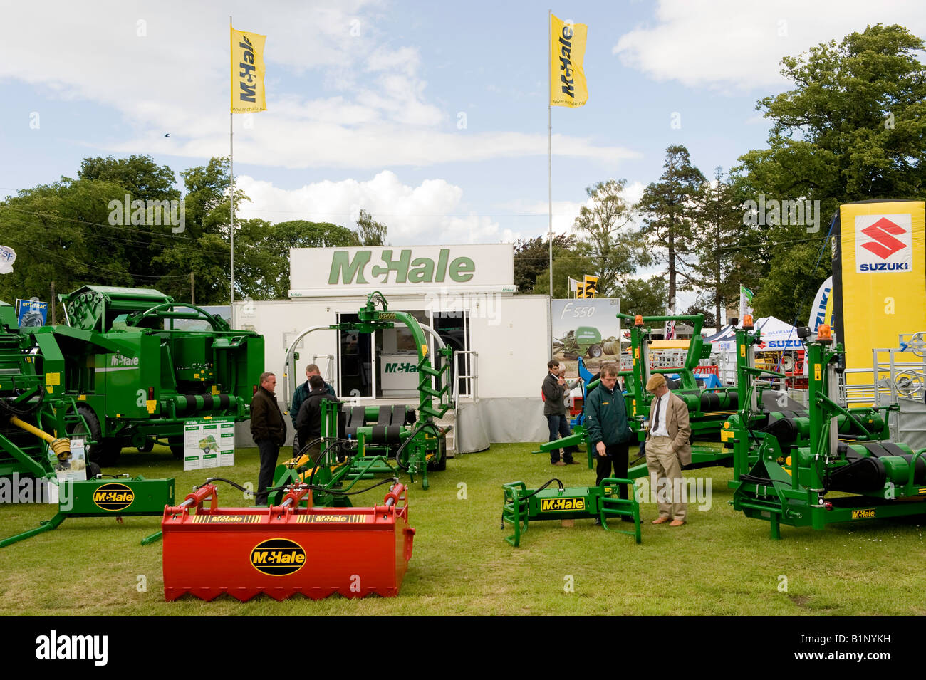 Landwirte, die Maschinen auf dem Display an einer Landwirtschaftsausstellung Edinburgh betrachten Stockfoto