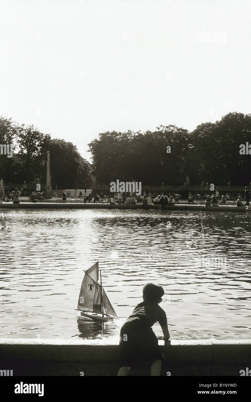 Schwarz / weiß Bild des jungen schwimmende Boot im Parc du Luxembourg, Paris, Frankreich, Europa Stockfoto