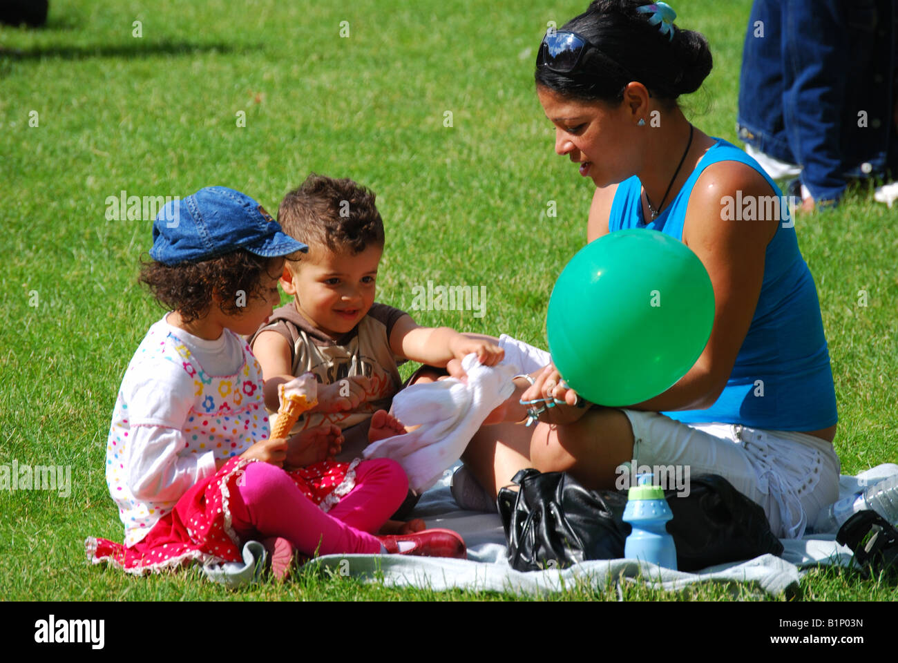 Mutter mit Kindern beim outdoor Sommerfestival, Queen Square, Bristol, England, Vereinigtes Königreich Stockfoto