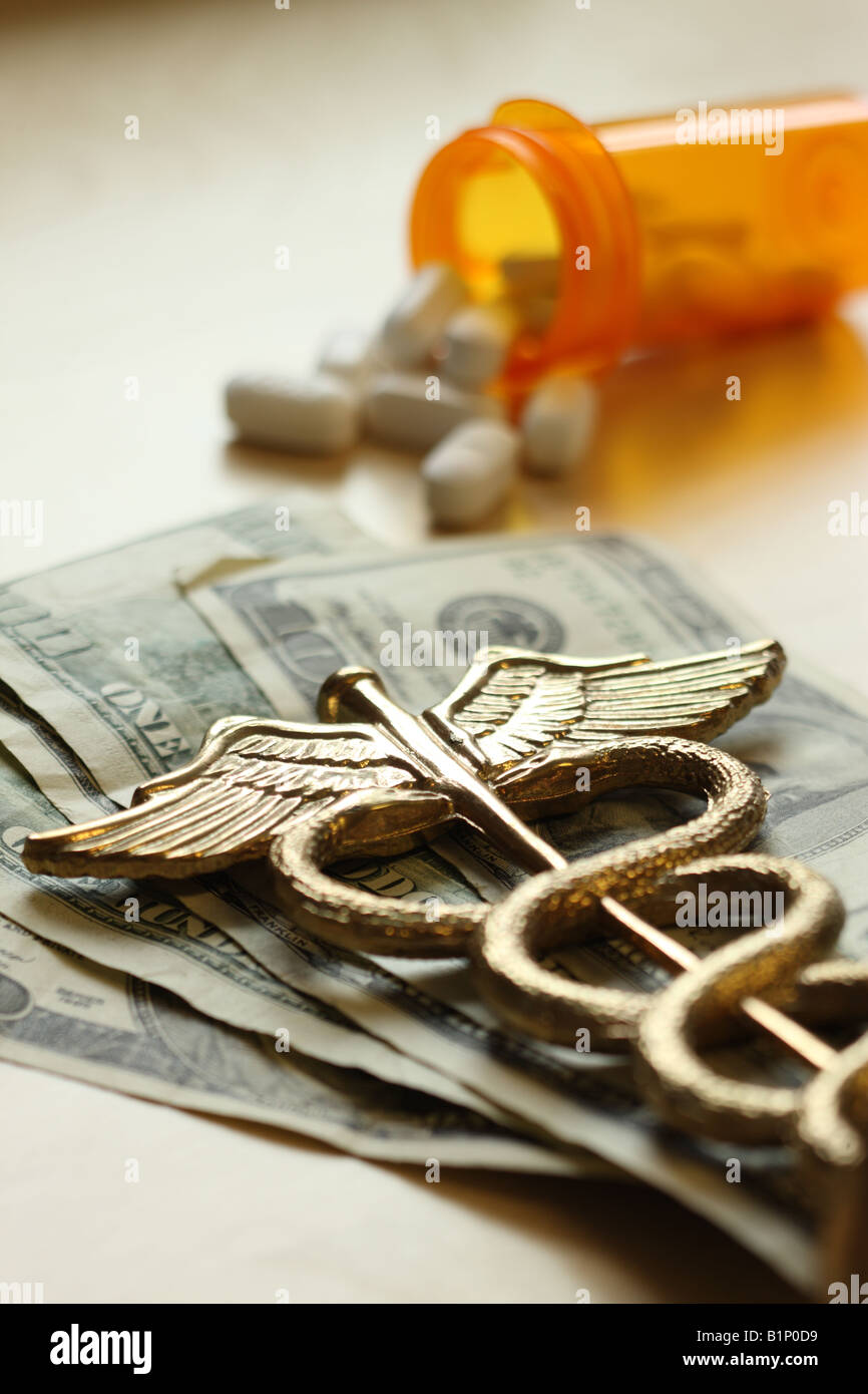 Teure Medizin Konzept Hermesstab auf US-Dollarnoten Stockfoto