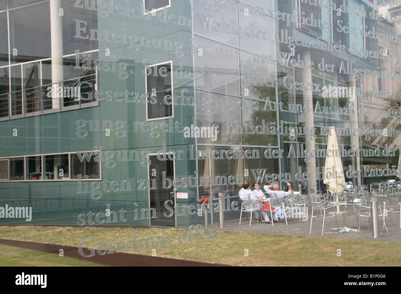 Glasplatten mit den ersten 19 Artikeln des Grundgesetzes vor dem Jacob Kaiser Haus Teil des parlamentsgebäudes in Berlin Deutschland Stockfoto