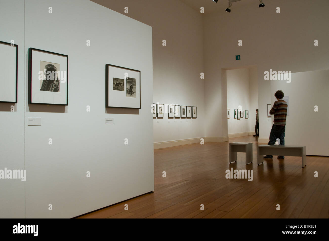 Besucher bei Man Ray Fotografie Ausstellung in der Galerie Tiergarten quartal Berlin Deutschland Stockfoto