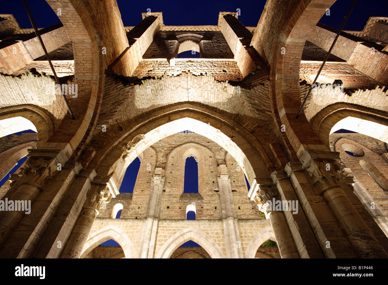 Abbazia San Galgano beleuchtet Stockfoto