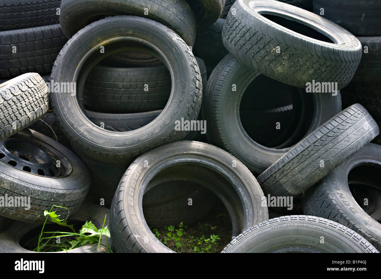 Reifen in einen Haufen bereit zur Abholung recycling getragen. Redaktionelle Nutzung. (Markennamen weiter Reifen.) Stockfoto