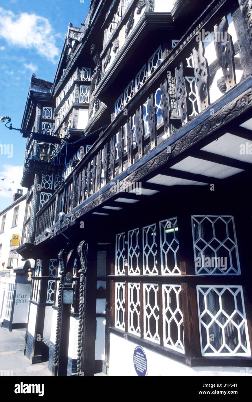 Die Federn Hotel Ludlow Shropshire schwarz-weiß Fachwerkhaus Gebäude Gips Bleiglasfenster England UK Stockfoto