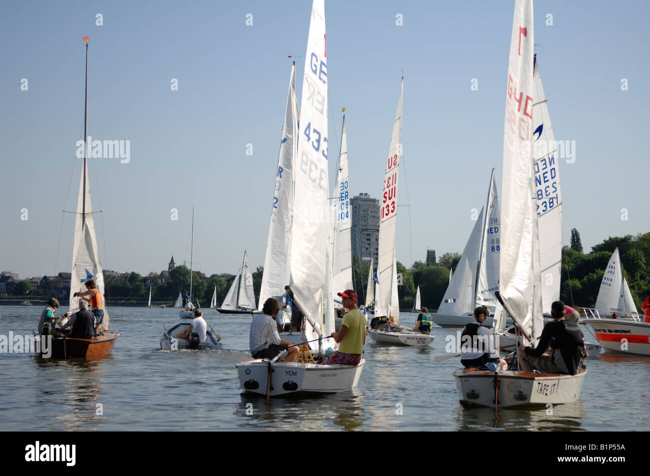 Segeln Regatta bei Windstille auf dem Rhein Eiver in der Nähe von Köln. Stockfoto