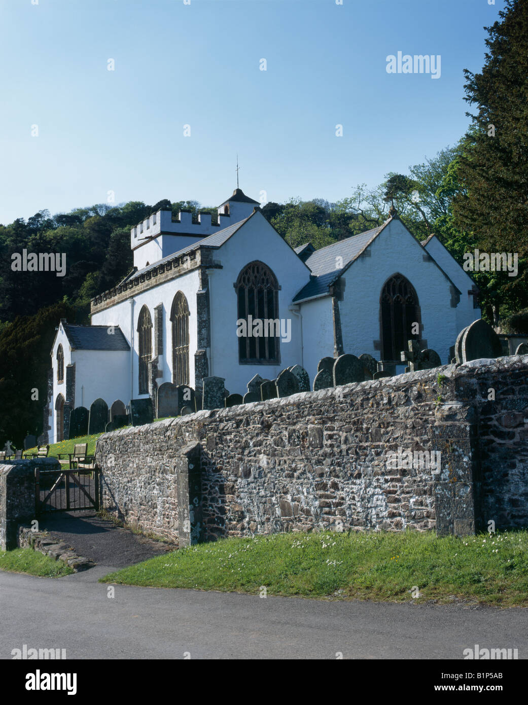 Das 15. Jahrhundert Kirche aller Heiligen in den National Trust Dorf Selworthy am Rande des Exmoor, Somerset, England Stockfoto