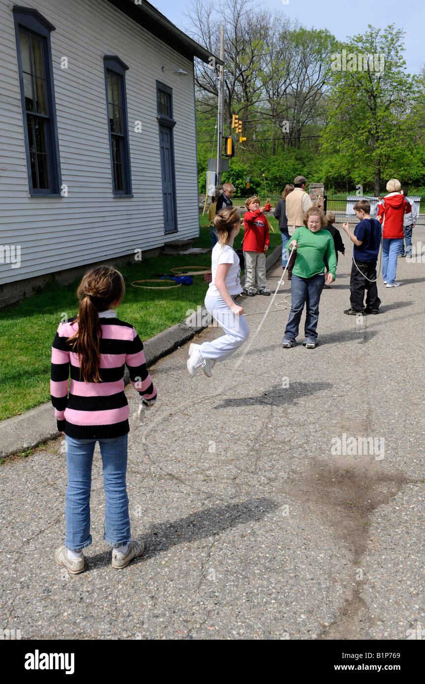 Grundschule Kinder Springseil für Spaß Stockfoto