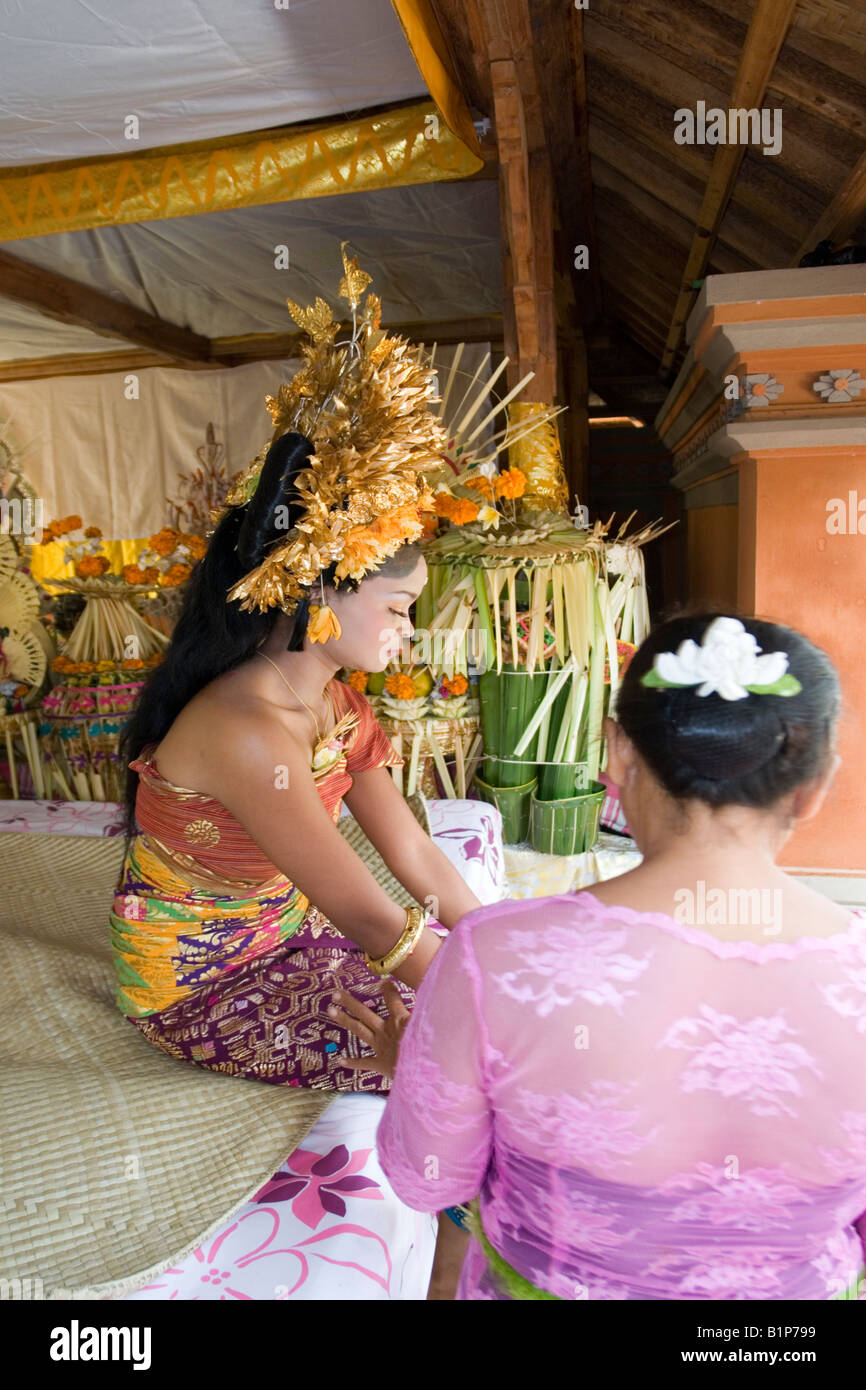 Der Zahn Einreichung Zeremonie auf Bali (Indonesien). La Dellen Cérémonie du Limage de À Bali (Indonésie). Stockfoto