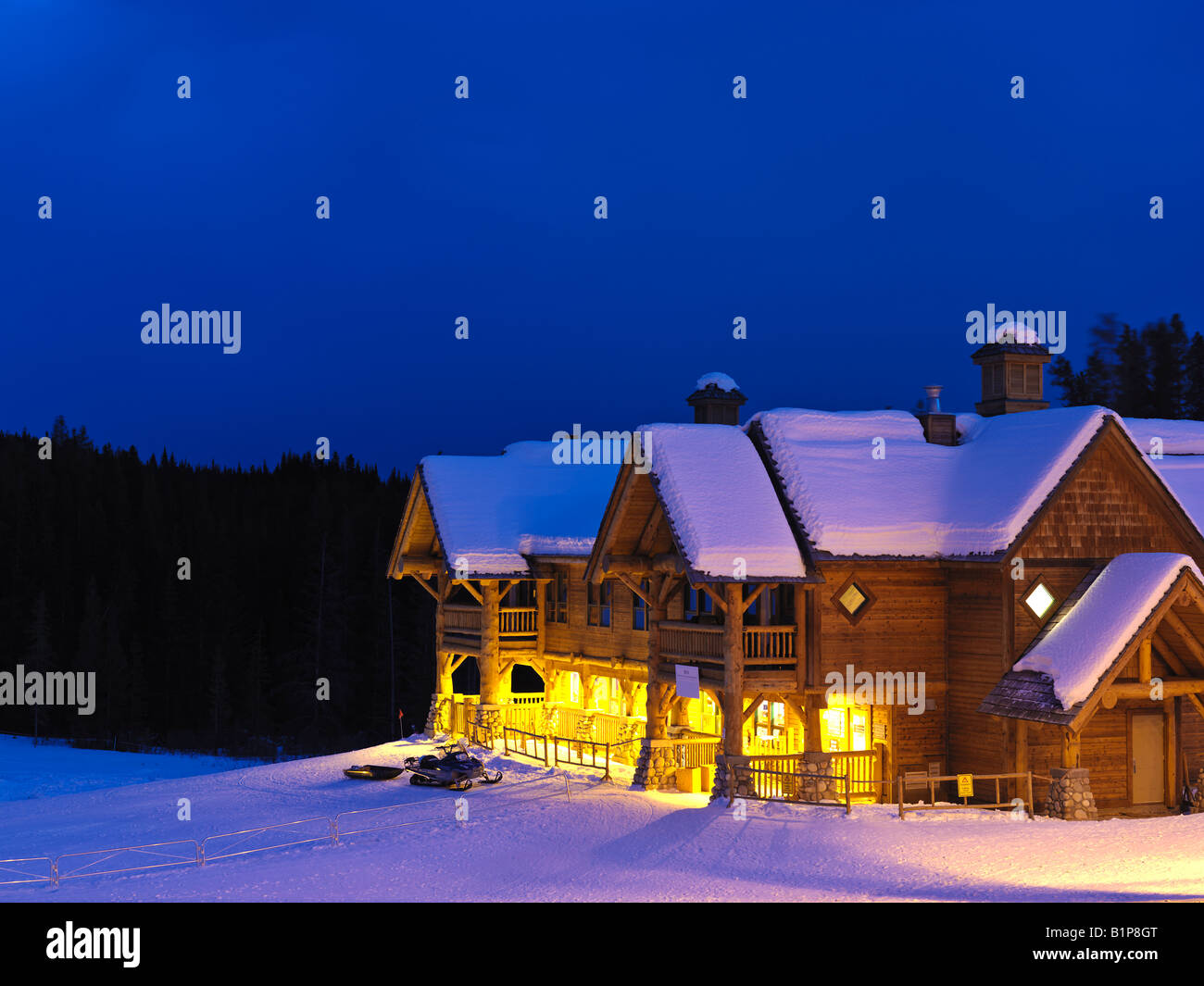 Kanada, Alberta, Banff National Park, Lake Louise, Wiskeyjack Ski Lodge im Winter Stockfoto
