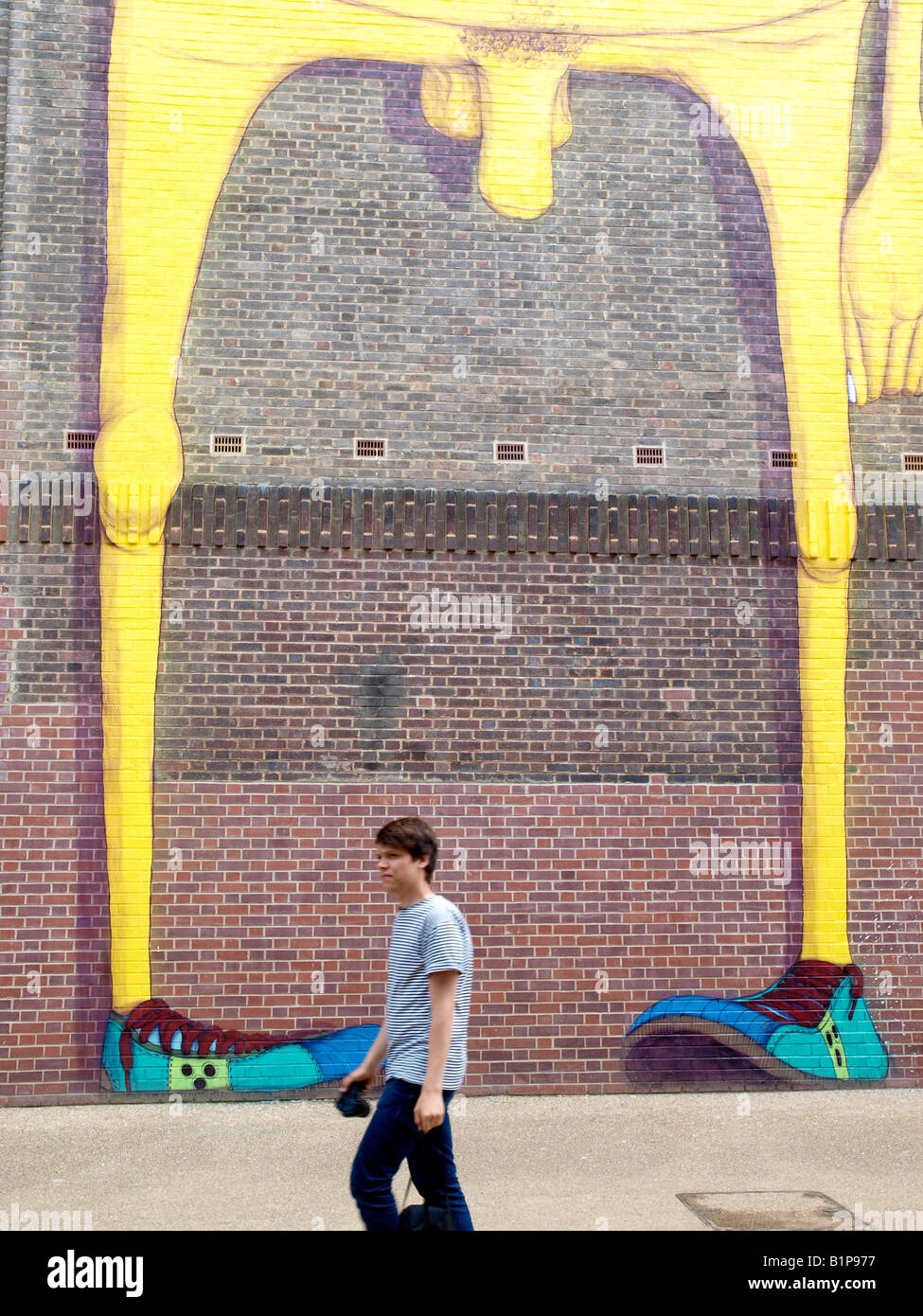 OS Gemeos Marke gelbe Figur gemalt auf der Tate Modern, London Stockfoto