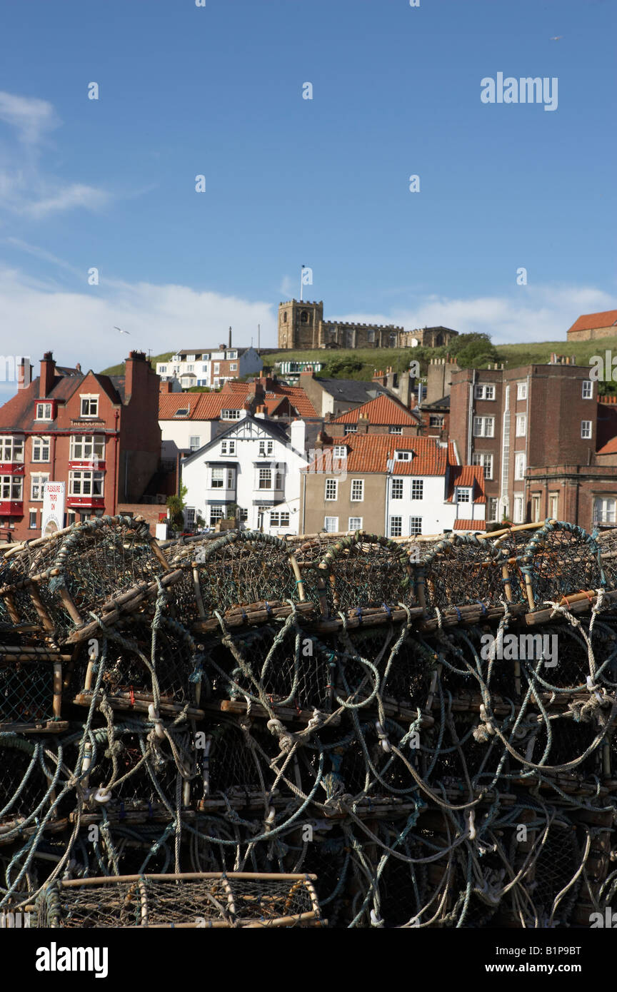 WHITBY HAFEN HAFEN KAI LOBSTER POT SOMMER VEREINIGTES KÖNIGREICH UK Stockfoto