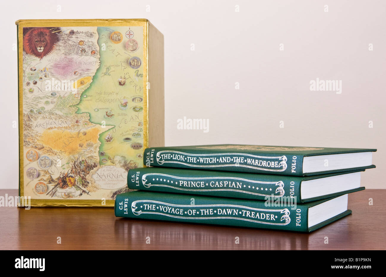 Chroniken von Narnia Bücher auf einem Tisch neben einem Boxset mit einer Karte von Narnia Stockfoto