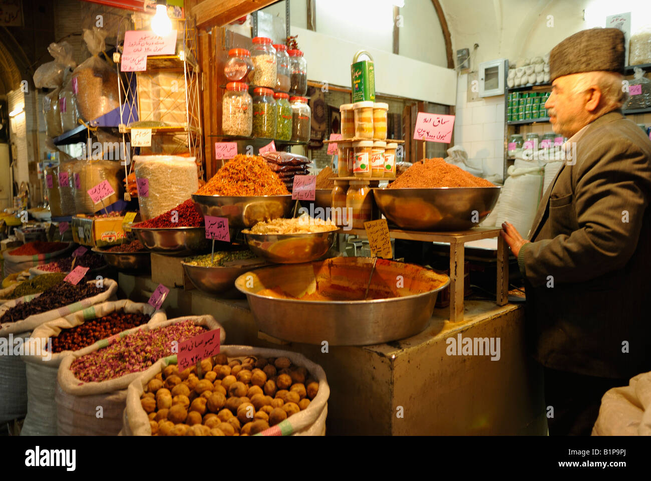 Iran: Isfahan, Gewürzhändler im Bazar e Bozorg, großer Basar. Stockfoto