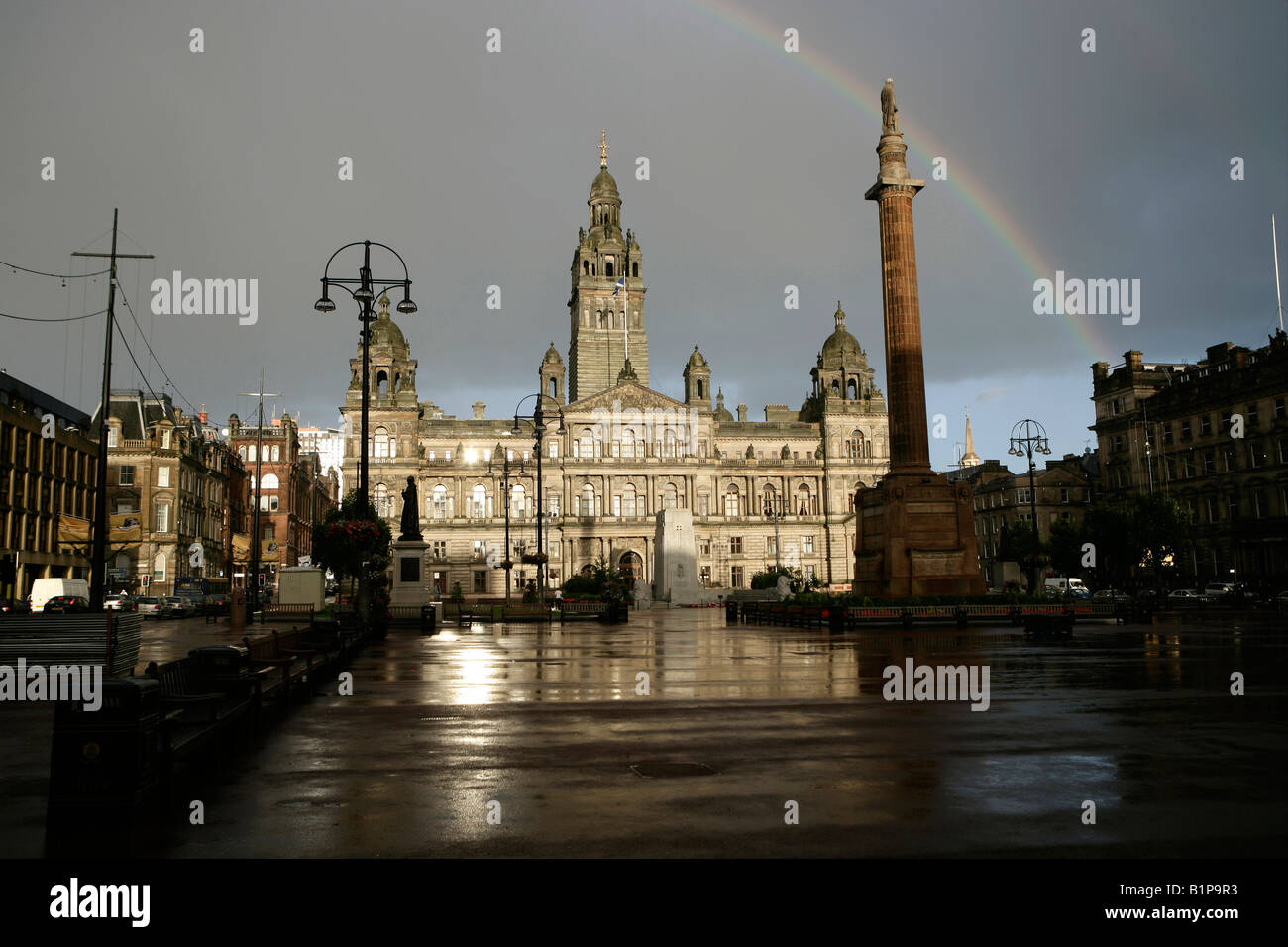Stadt in Glasgow, Schottland. George Square mit einem Regenbogen über die City Chambers im Hintergrund. Stockfoto