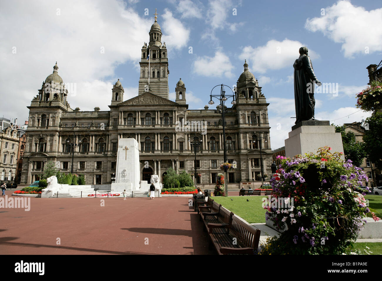 Stadt in Glasgow, Schottland. Das Kenotaph ersten Weltkrieg Denkmal in George Square mit der City Chambers im Hintergrund. Stockfoto
