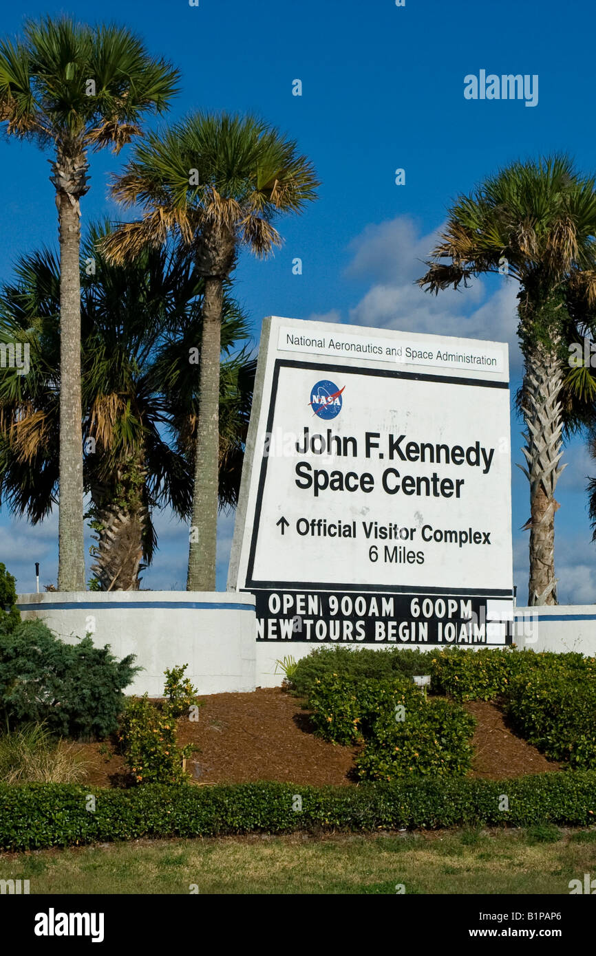 Ortseingangsschild und Festzelt zum Besucher Komplex John F Kennedy Space Center in Cape Canaveral Florida Stockfoto