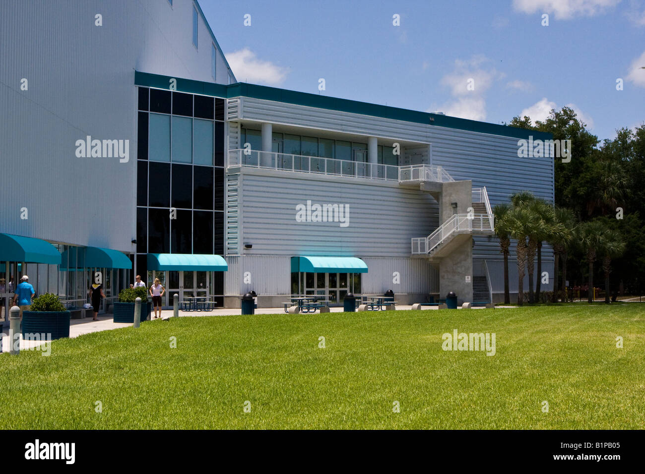 Besucher Rauchen und Rastplatz an der Atlas-V-Rakete Apollo Zentrum an der John F Kennedy Space Center Cape Canaveral Florida Stockfoto