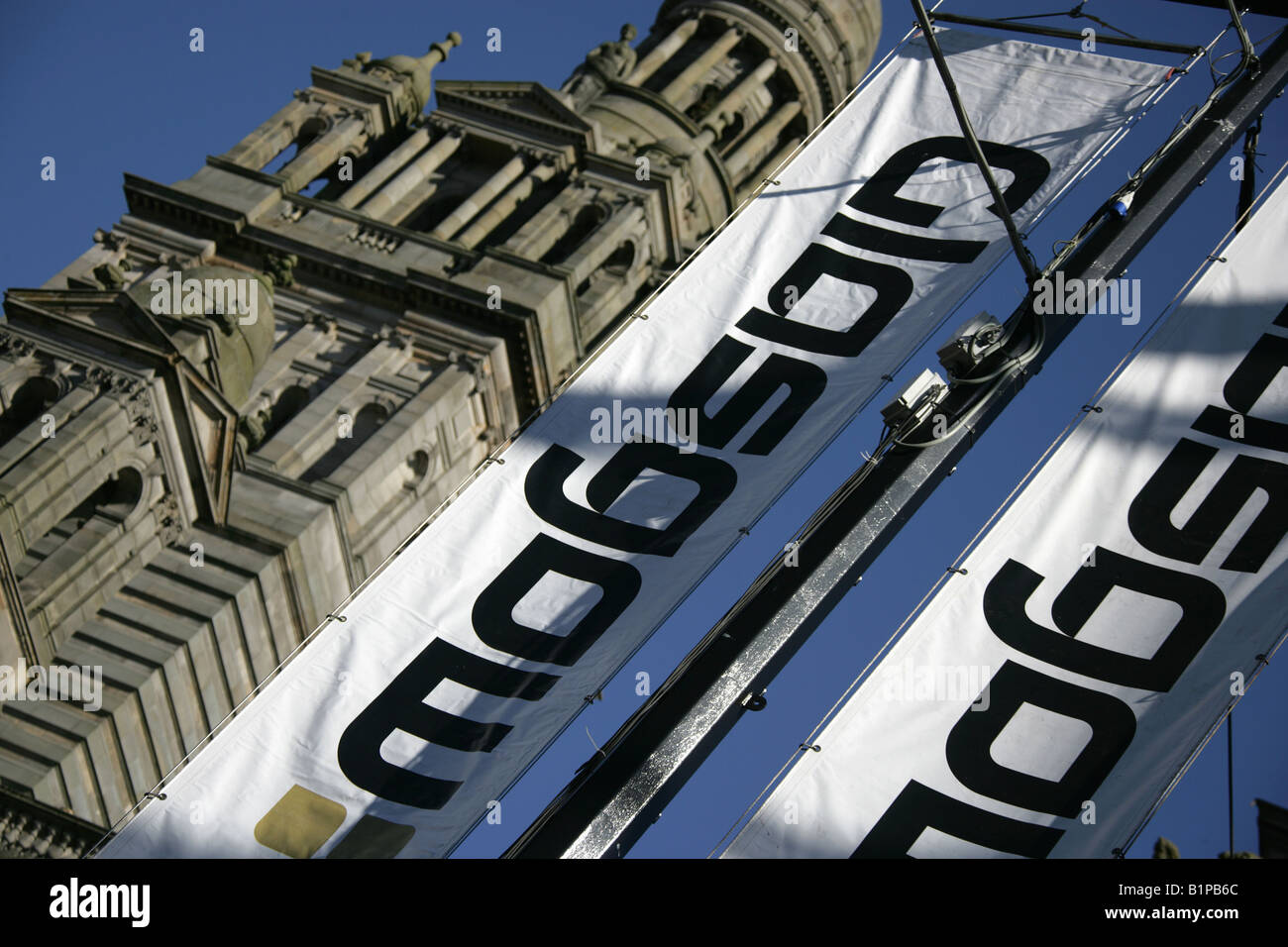Stadt in Glasgow, Schottland. Banner um George Square mit der City Chambers Architektur im Hintergrund. Stockfoto