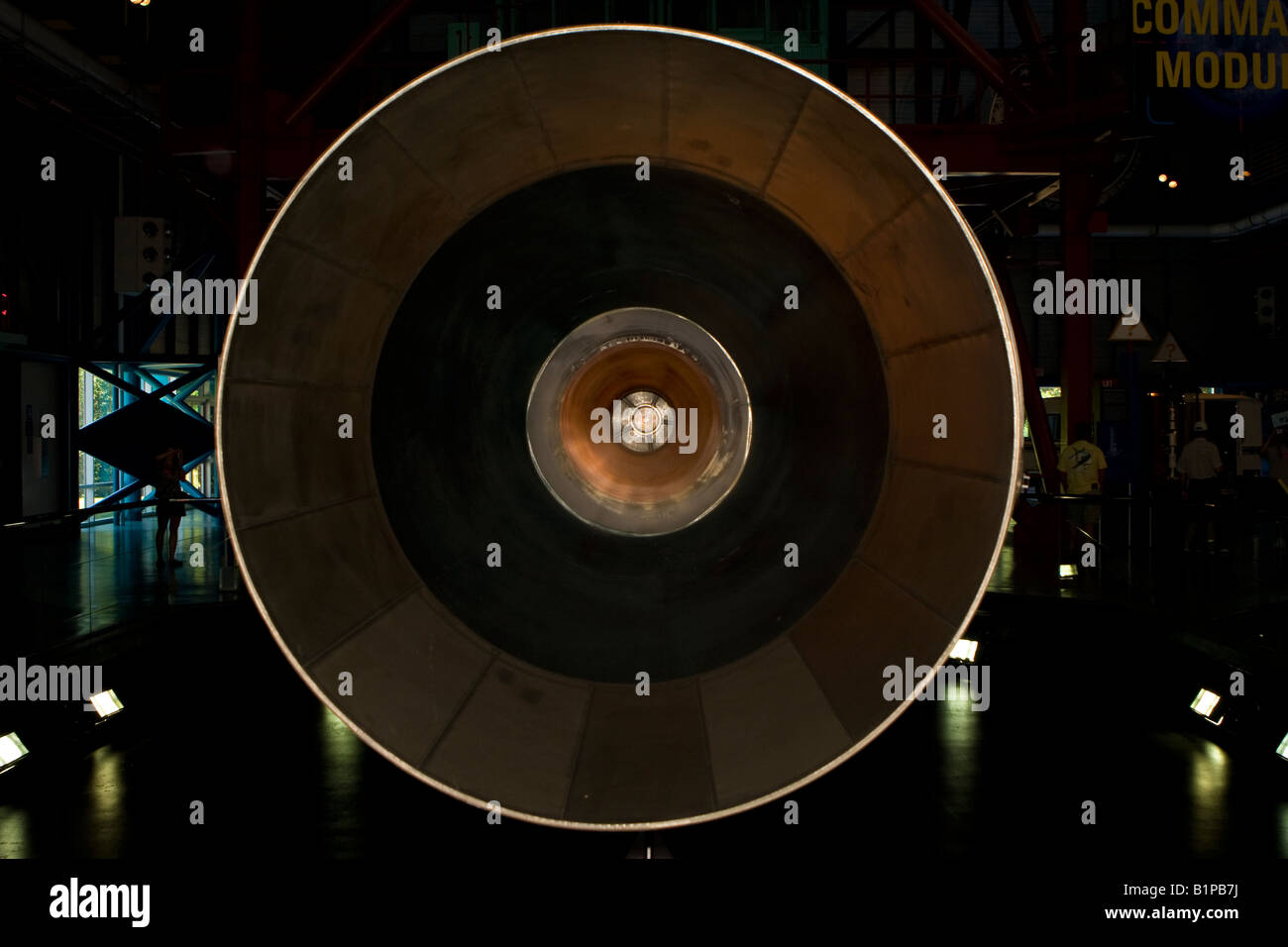 Blick in den Trichter ein Saturn 5 Rakete Motor an John F Kennedy Space Center in Cape Canaveral Florida USA Stockfoto