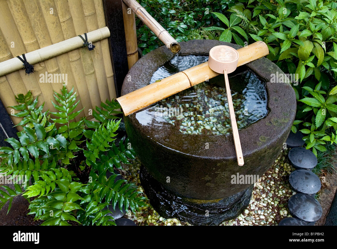 Tsukubai (Wasserbecken) mit Bambus hishaku (Pfanne) in Kasuga Taisha, Nara,  Kansai, Japan Stockfotografie - Alamy