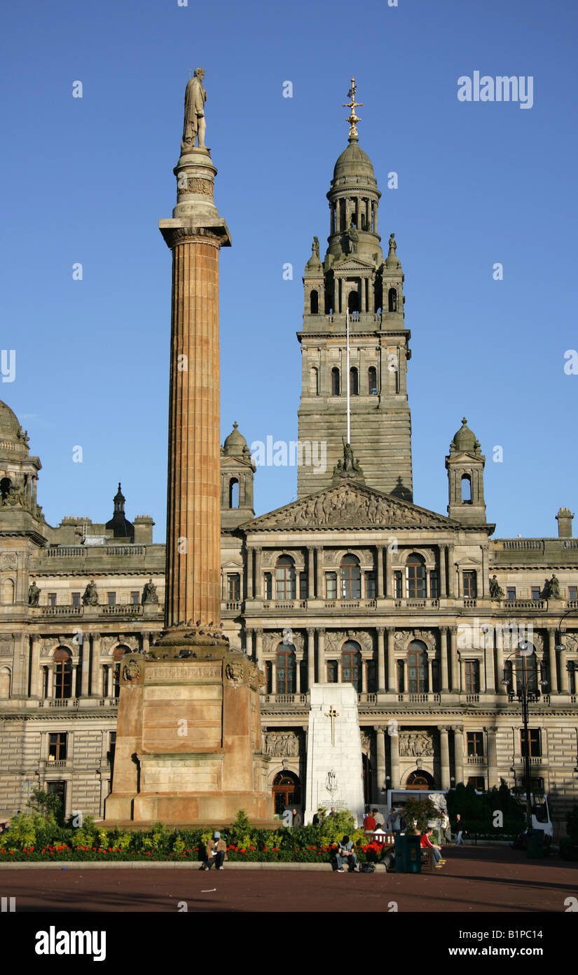 Stadt in Glasgow, Schottland. George Square mit Sir Walter Scott Monument im Vordergrund und der Kenotaph, City Chambers. Stockfoto