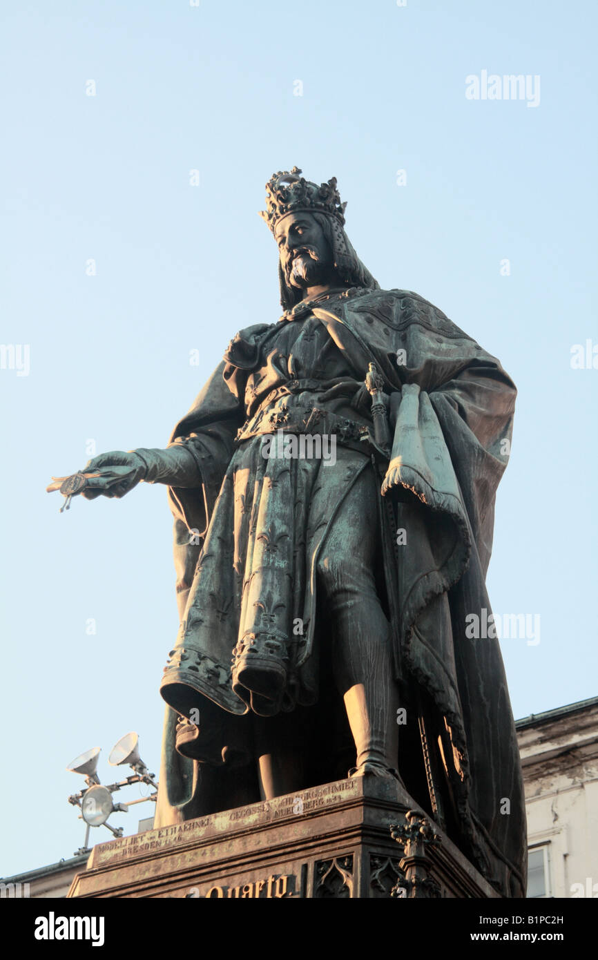 Statue von Charles IV präsentiert die Charta der Karls-Universität auf Ritter Square Prag, Tschechische Republik Stockfoto