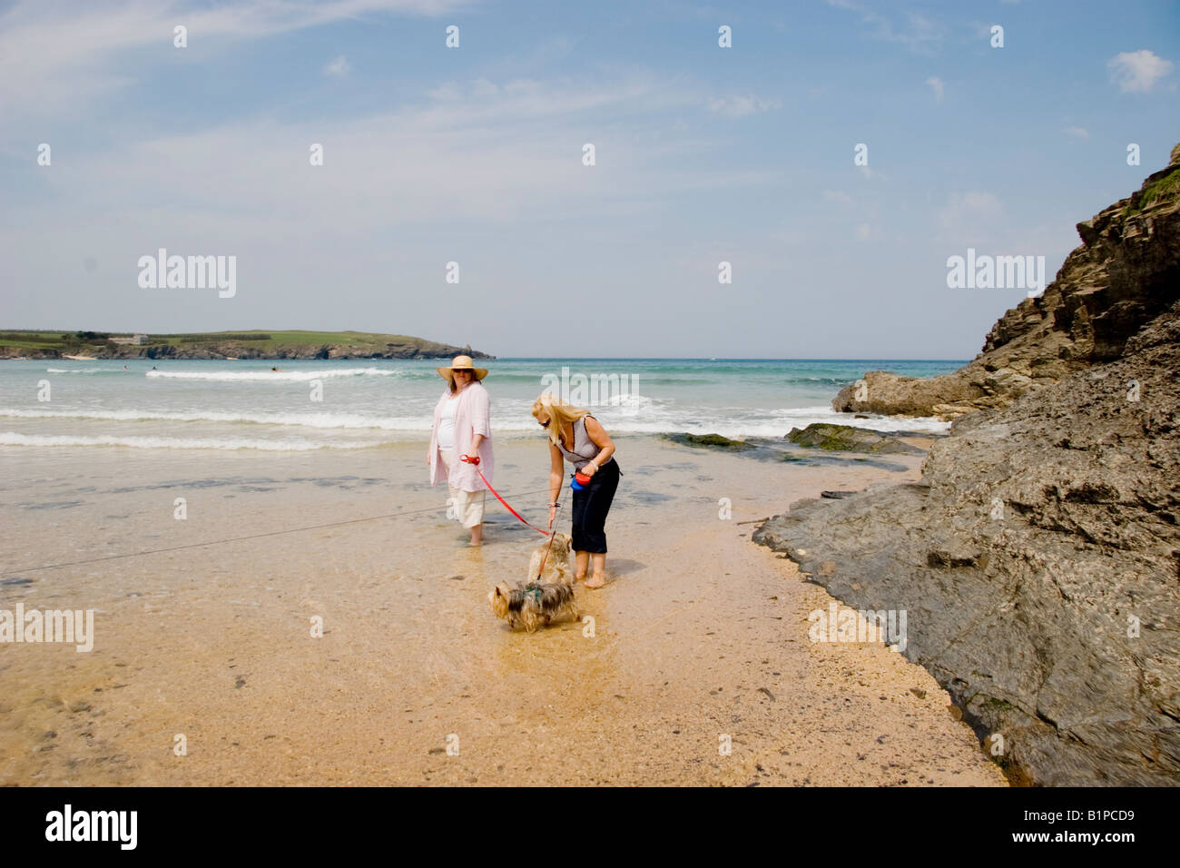 Zwei Reife Frauen Spaziergang mit seinem Hund an Harlyn Bay North Cornwall England Stockfoto