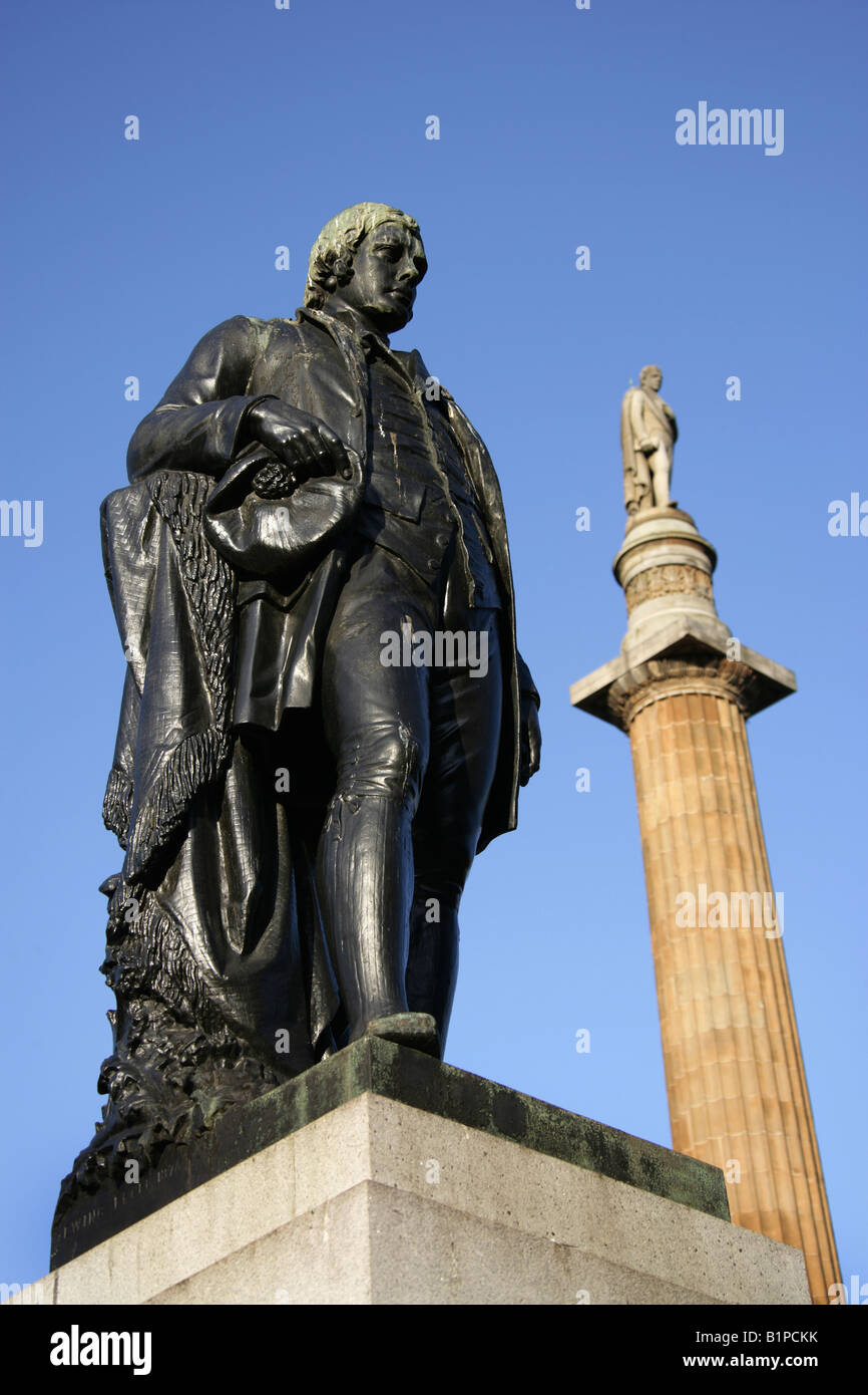 Stadt in Glasgow, Schottland. Schottischen Dichters Robert Burns in George Square mit Sir Walter Scott Monument im Hintergrund. Stockfoto