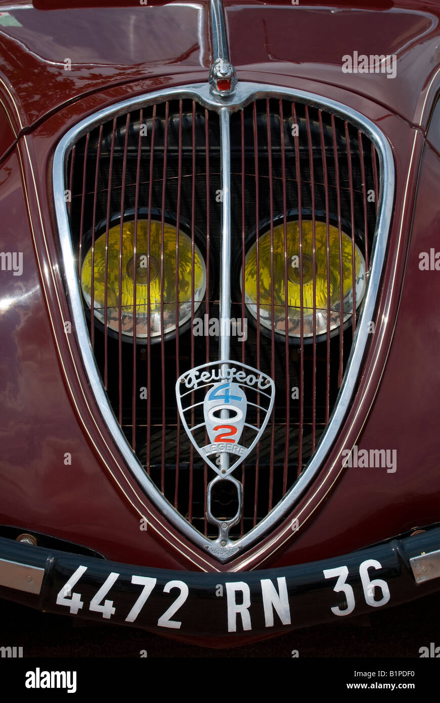 Klassische "Peugeot 402 Legere" Automobil Kühlergrill - Auto-Rallye, Frankreich. Stockfoto
