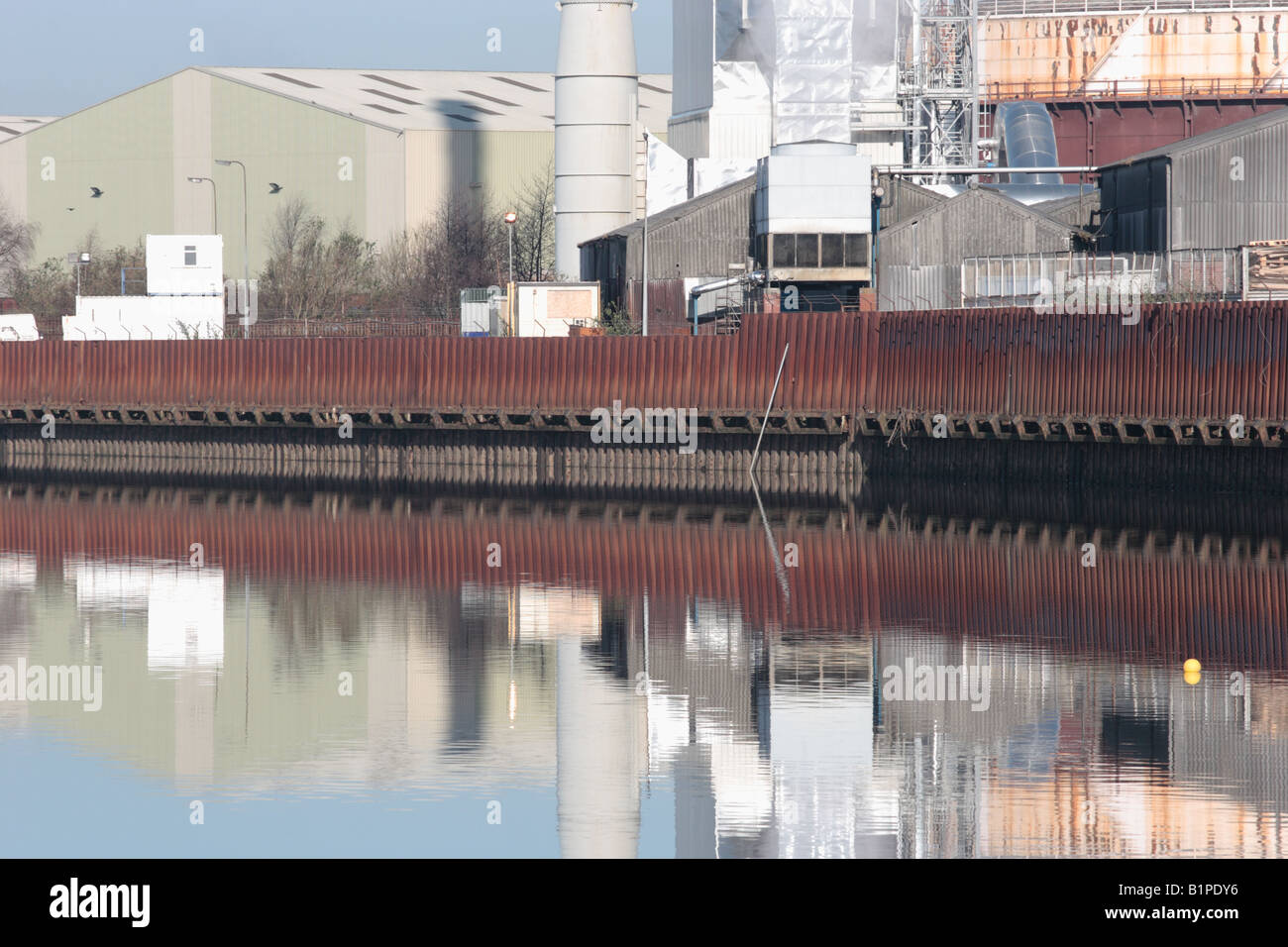 Owens-Illinois Glashütte bei Alloa, Clackmannanshire, Schottland, spiegelt sich in den Fluss Forth. Stockfoto