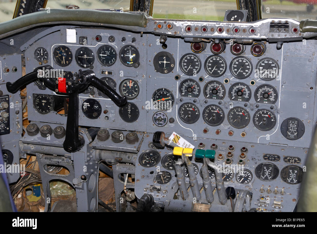 Cockpit des Bristol Type 175 Britannia mit Proteus-Motoren bei Kemble Air Show 2008 Stockfoto