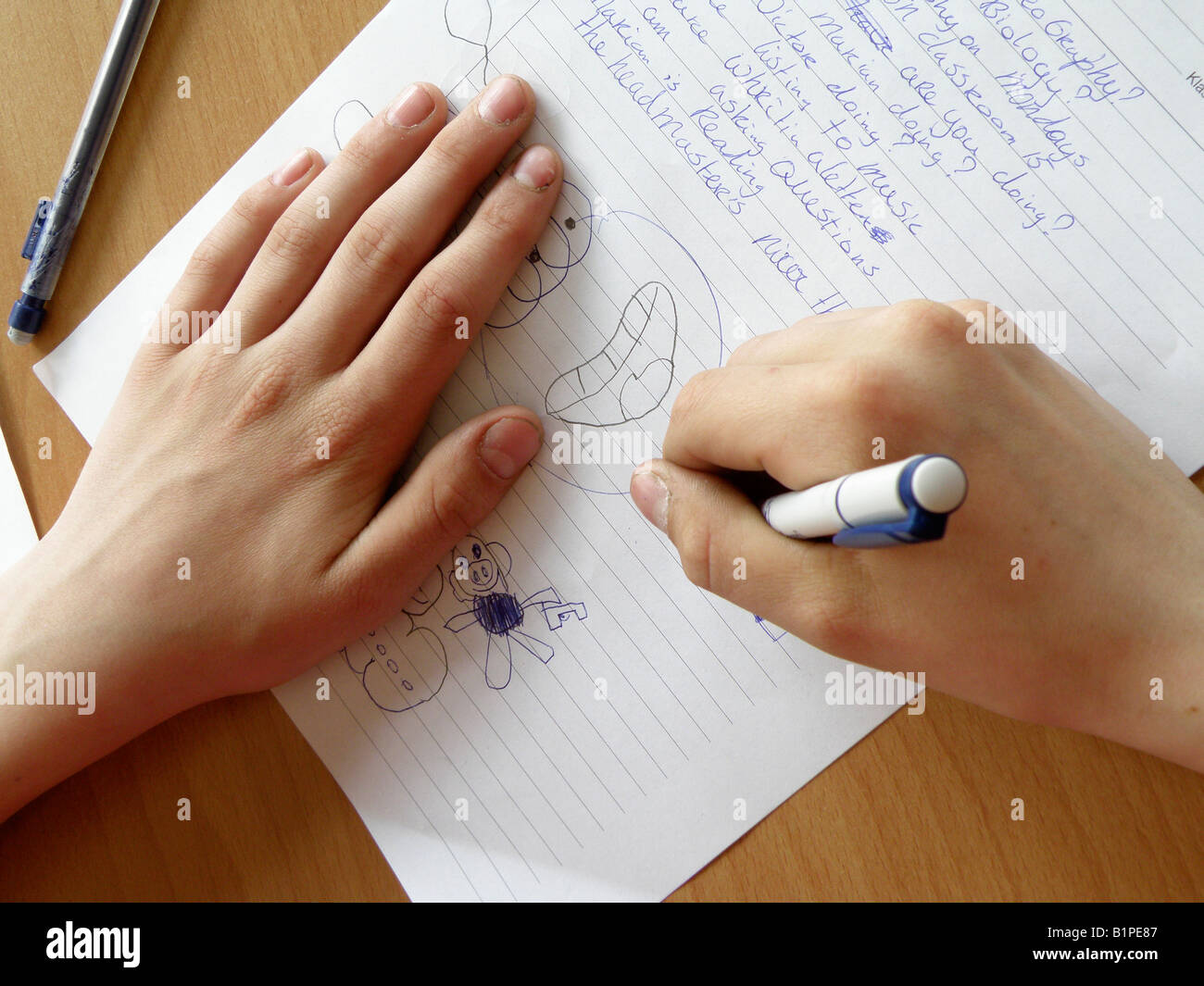 Student doodlen im Sprachkurs Stockfoto