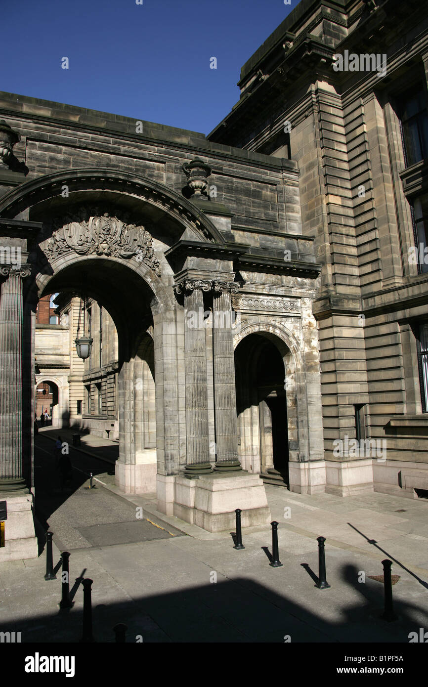 Stadt in Glasgow, Schottland. John Street Bögen von William Young entworfen Glasgow City Chambers von Cochrane Street gesehen. Stockfoto