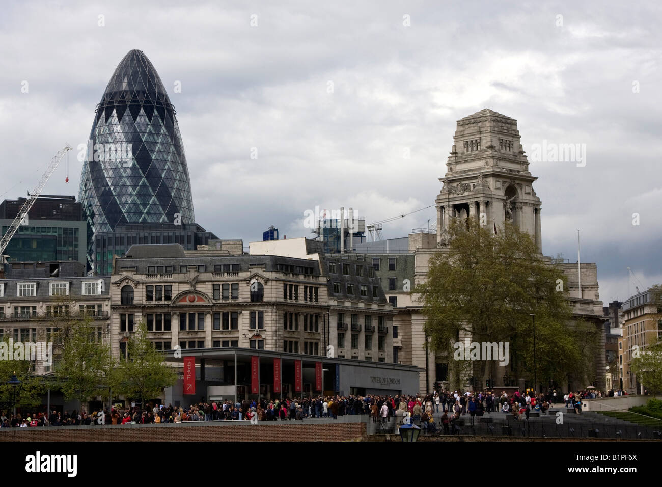Moderne Schweizer Rück-Gebäude und den Tower of London, die historische mittelalterliche Festung und Palast, London England Stockfoto