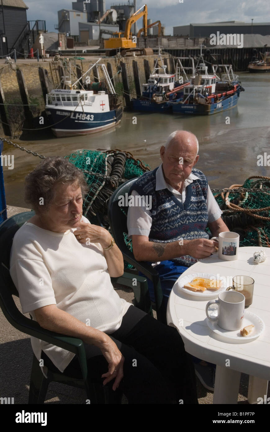 Oyster Fisherman Whitstable Familie - Großeltern frühstücken im Hafen vor dem Beginn des Oyster Festivals. Fischer der Familie Kent West UK 2007 Stockfoto