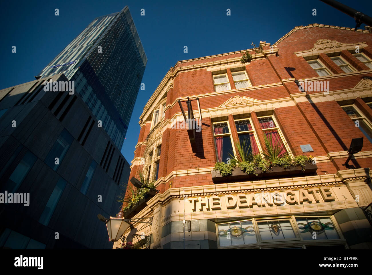 Deansgate Gastwirtschaft Manchester viktorianischen Pub mit blauem Himmel Beetham Tower im Hintergrund Stockfoto