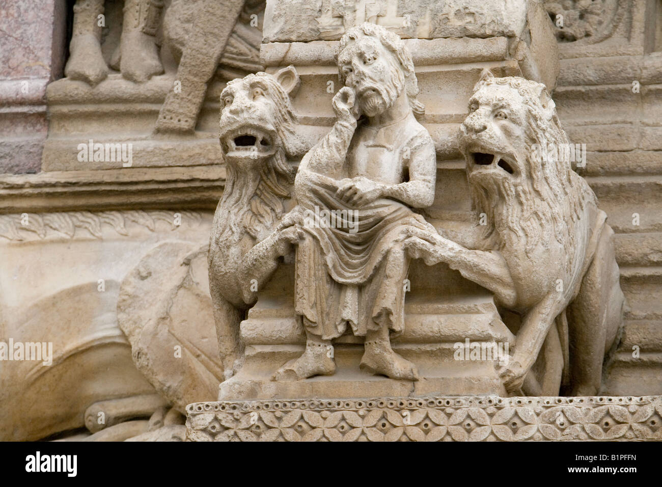 Detail der Schnitzerei an der Westfront der Cathedrale St. Trophime, Place de Republique, Arles, Provence. Stockfoto