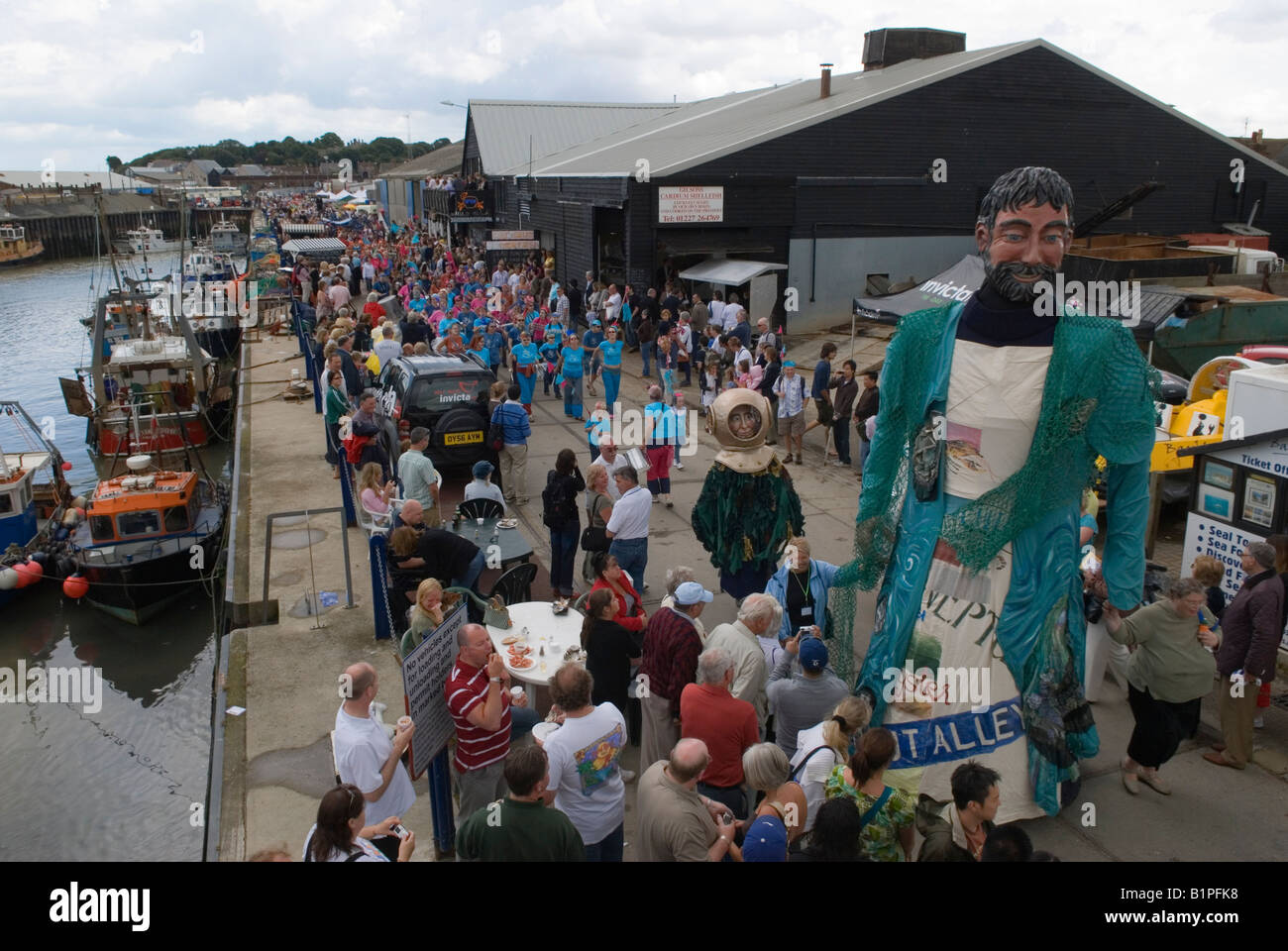 Whitstable Oyster Festival Kent England 2007. Parade entlang der Hafenmauer. 2000er Jahre Großbritannien. HOMER SYKES Stockfoto
