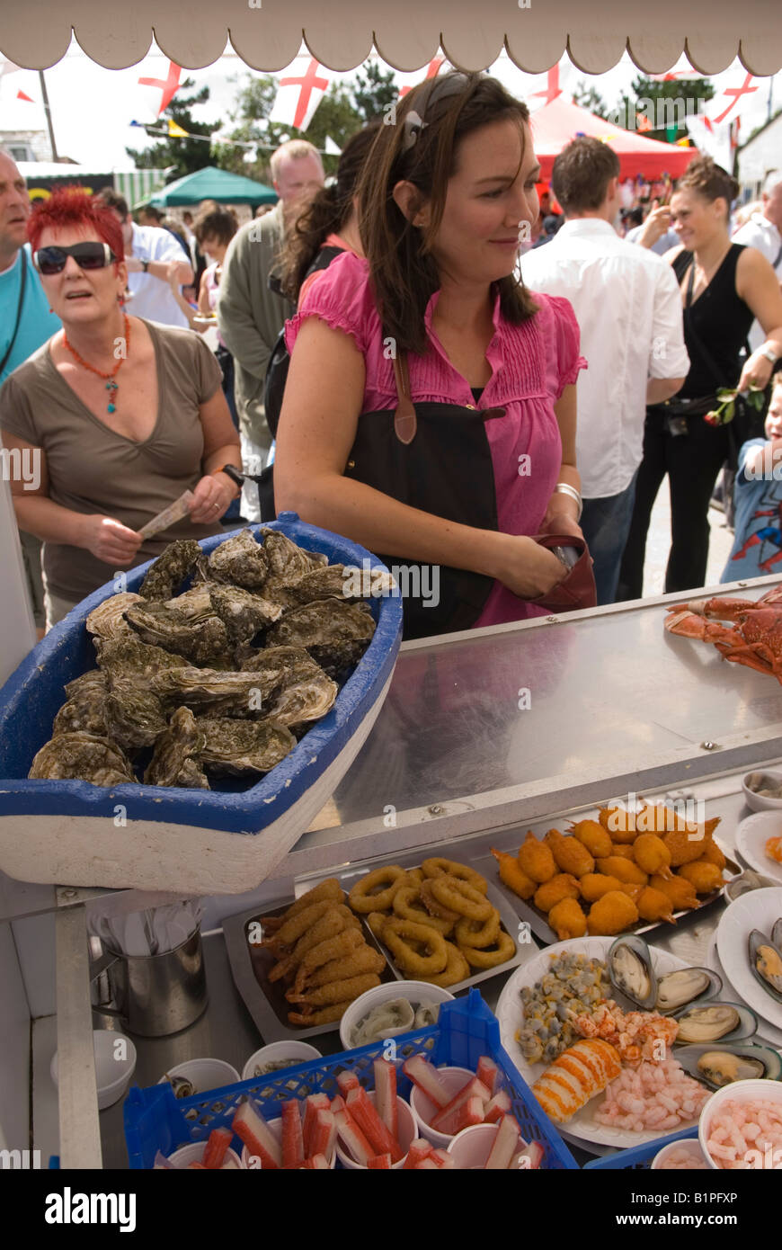 Whitstable Austern Muschelfisch und britischer Fischmarkt, Frauen werden serviert. Whitstable Oyster Festival, Kent England 2007 2000er Jahre HOMER SYKES Stockfoto