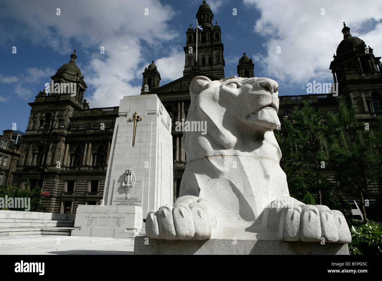 Stadt in Glasgow, Schottland. Löwendenkmal am Cenotaph in George Square mit der City Chambers im Hintergrund. Stockfoto