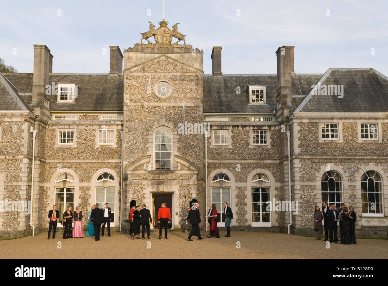 Britische Gesellschaft 2000er Jahre Farleigh Wallop House, ein Landhaus Gäste kommen in einem privaten Haus, Farleigh Wallop, Hampshire. UK 2008 HOMER SYKES Stockfoto