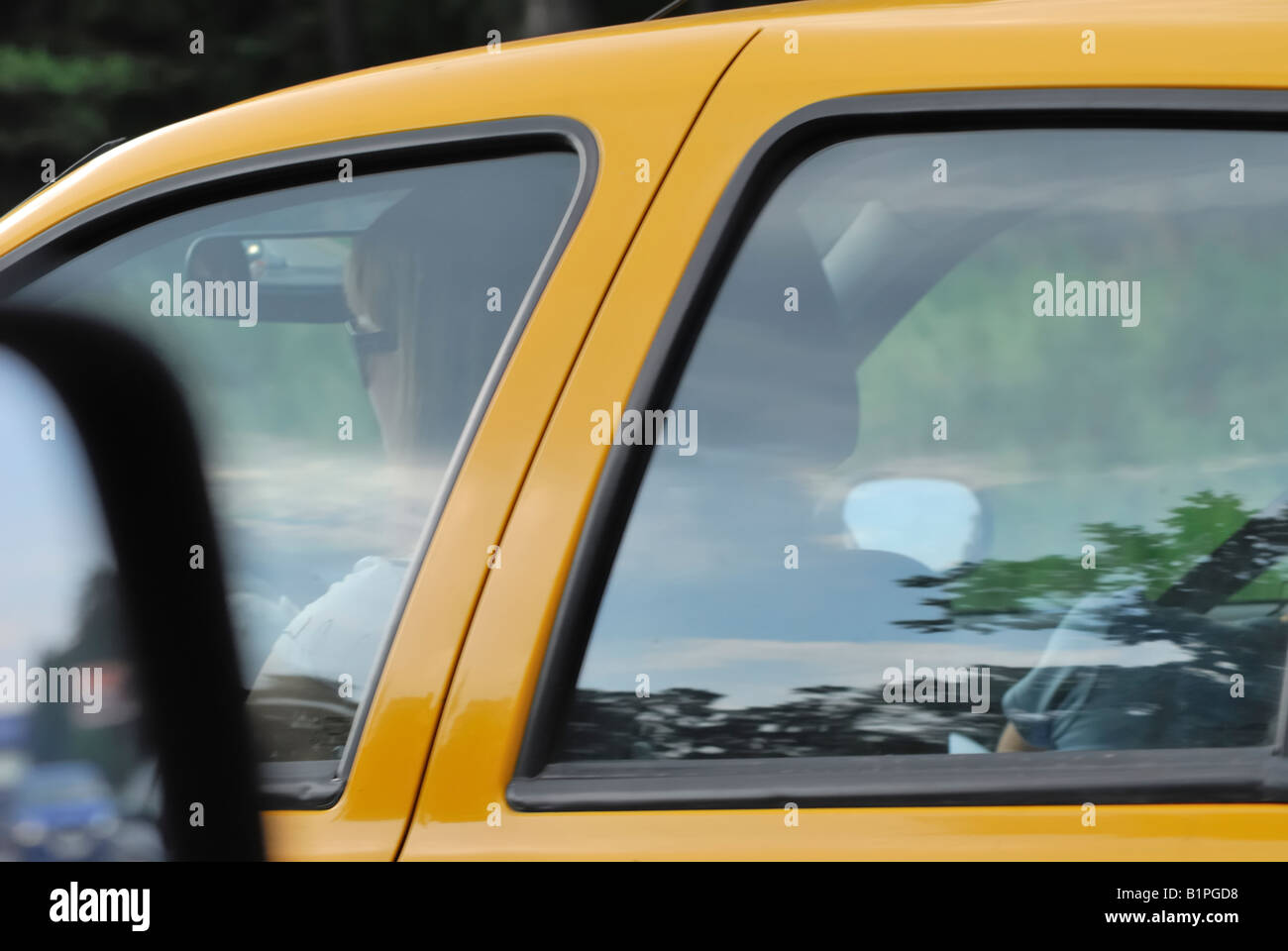 Junges Mädchen in das gelbe Auto Stockfoto